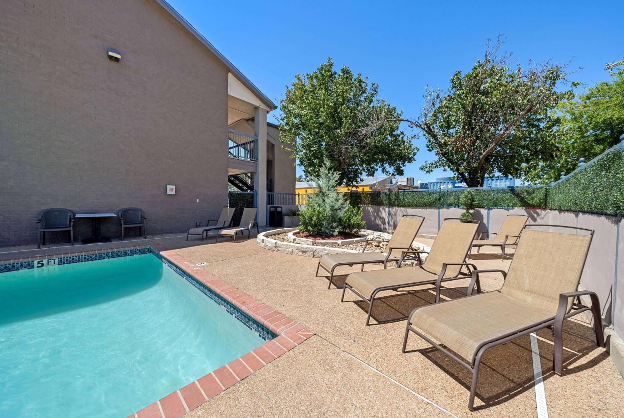Days Inn By Wyndham Round Rock Kültér fotó